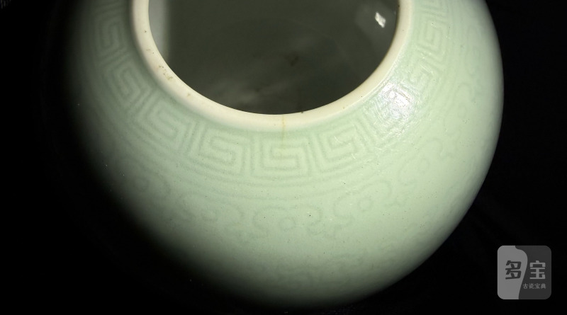 清乾隆 青釉暗刻缠枝莲纹水盂 - 图10